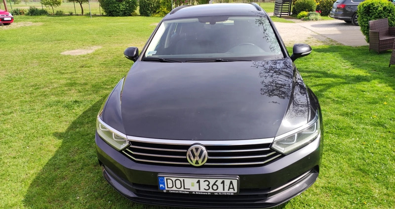 Volkswagen Passat cena 55900 przebieg: 307000, rok produkcji 2017 z Syców małe 137
